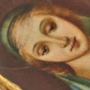zoom dettaglio Madonna dipinta su ciondolo in oro giallo