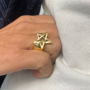 Foto gioiello indossata: anello oro giallo a forma di stella bombato