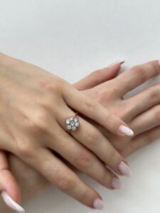 Foto gioiello indossata: anello oro rosa a forma di fiore con diamanti