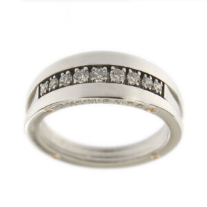 Anello riviere di Chimento della collezione Aeternitas in oro bianco 18 kt con 9 diamanti taglio brillante: 1 da 0.08 ct, 2 da 0.07 ct cad., 2 da 0.05 ct cad., 2 da 0.04 ct cad. e 2 da 0.03 ct cad. totale 0.46 ct - colore FG e purezza VS.