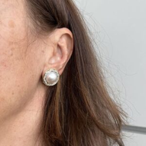 Foto gioiello indossata: orecchini a  lobo due ori con perla mabé e diamanti