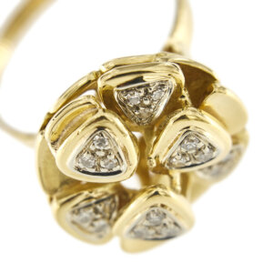 zoom dettaglio diamanti e fiore di anello a fiore in oro giallo con diamanti