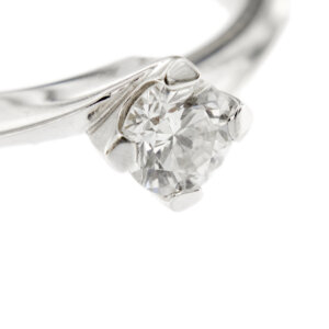 zoom dettaglio diamante su anello oro bianco solitario