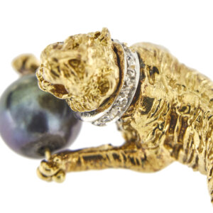 zoom dettaglio testa e diamanti su spilla in oro giallo a forma di tigre con perla di tahiti