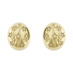 Orecchini a lobo in oro giallo 18 kt con 14 stelle e 14 diamanti taglio brillante da 0.02 ct cad. totale 0.28 ct - Colore GH – Purezza VS; chiusura con perno a scatto.