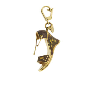 Ciondolo a forma di sandalo con zeppa in oro giallo 18 kt, smaltato marrone con gancio apribile. Brand: Rosato, collezione Bags&Shoes.