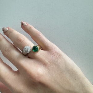 Foto gioiello indossata: anello contrarie i due ori con diamanti e smeraldo