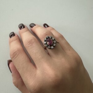 foto gioiello indossata: anello in oro e argento con diamanti e rubino centrale