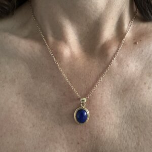 foto gioiello indossata: collana in oro giallo con ciondolo con lapislazzuli
