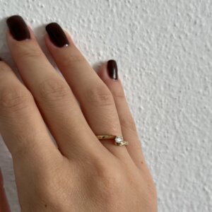 foto gioiello indossata: anello solitario in oro giallo con diamante