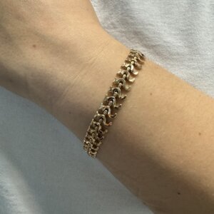 Foto gioiello indossata: bracciale vintage a S