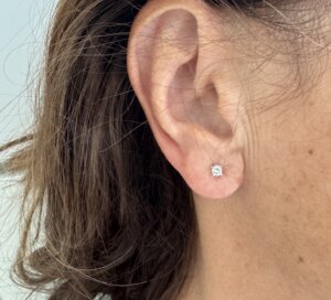 foto gioiello indossata: orecchini punto luce in oro bianco con diamanti