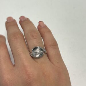 Foto gioiello indossata: anello in oro bianco con diamanti brand Yukiko