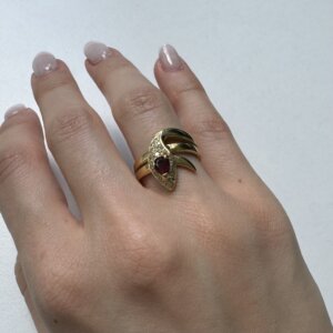 Foto gioiello indossata: anello oro giallo serpente
