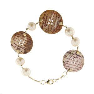 Bracciale maglia forzatina in oro giallo con 5 perle d'acqua dolce ovali 9.5-11 mm, 3 bottoni in madreperla stampati, lunghezza regolabile.