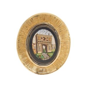 Spilla ovale in oro giallo 18kt con lavorazione millerighe e micro mosaico su onice nero raffigurante un arco del trionfo, immagine tipica del Grand Tour.