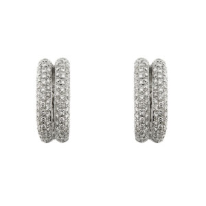 Orecchini a lobo semicerchio in oro bianco 18kt con 316 diamanti taglio brillante da 0,015 ct cad., totale 4.74 ct - colore FG e purezza VS. Chiusura a perno e molla.