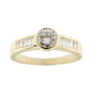 Anello solitario in oro giallo 18kt con diamante centrale taglio brillante da 0.80 ct e ai lati 8 diamanti taglio baguette: 2 da 0.03 ct cad., 2 da 0.04 ct cad., 2 da 0.05 ct cad. e 2 da 0.06 ct cad. totale 1.16 ct - colore GH e purezza VVS.